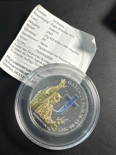 ❤️【币观天下】❤️ 第332期钱币拍卖- 2025.11.28周五晚上6点半场-长期征集拍品 - 2005年安道尔10第纳尔 我们有教皇了-教皇本笃十六世 25克925银部分镀金 发行量1万 带证