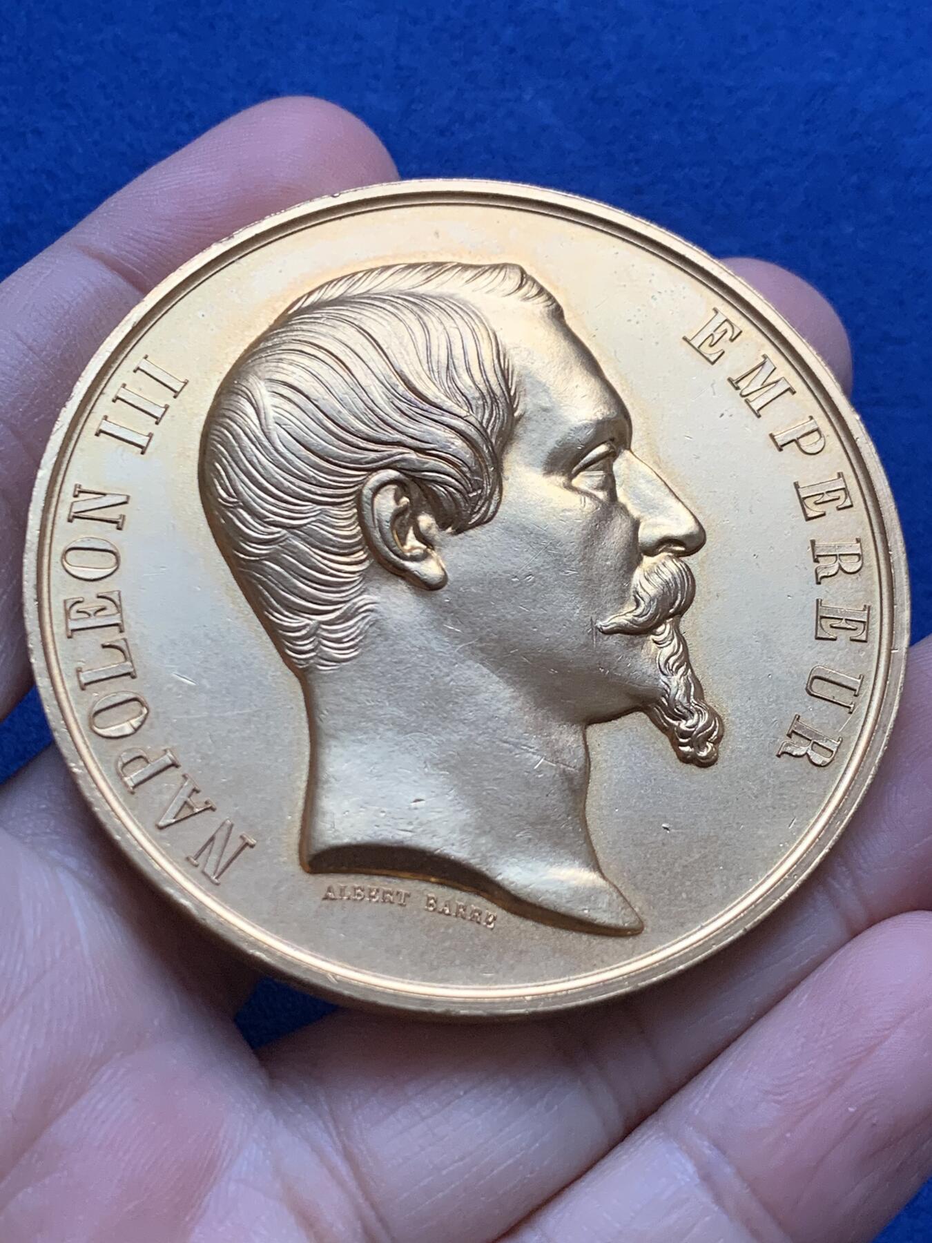 《竞宝斋》第442场 周日，周一，2场连拍 （全场包邮） 1855年巴黎世博会镀金铜章 应为后镀金状态 107.15克 59.2mm 手指铜标