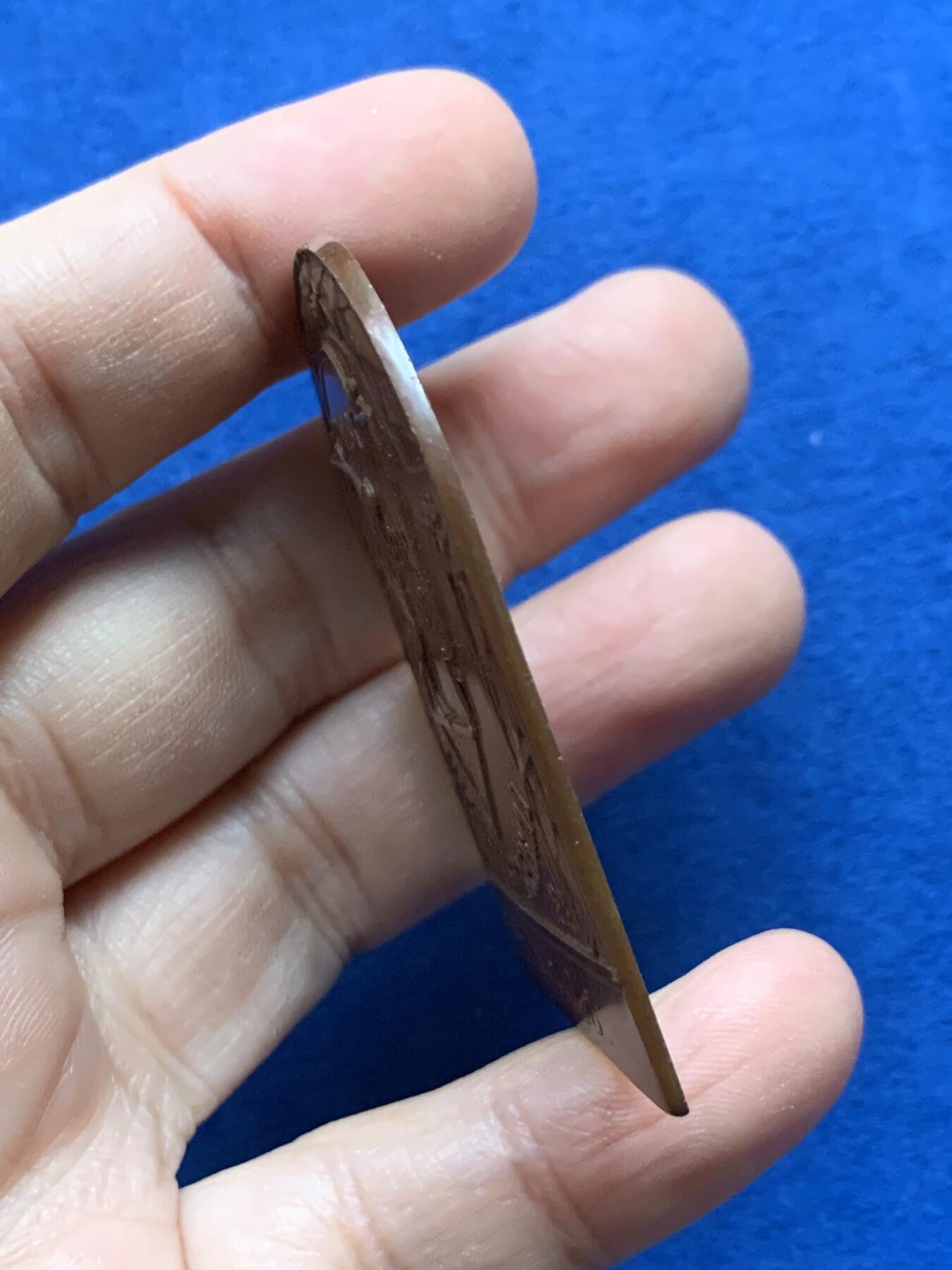 《竞宝斋》第442场 周日，周一，2场连拍 （全场包邮） 丹麦王国1922年国家田径越野竞赛异形铜章，实名刻发，背带厂标， 尺寸54.8m m×41.7mm，重量40.95g，百年巧克力包浆美品。