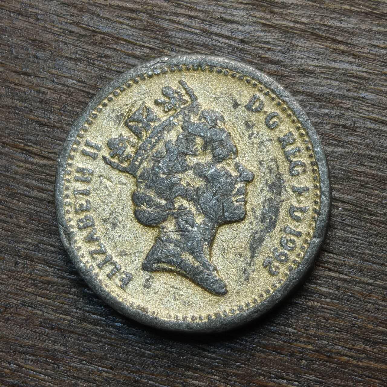 【铜匠收藏】★第133场★散币场，无佣金，30包邮。不满30元，支付5元运费。《接受代拍 代送NGC评级》 英国 1992年 1镑 北爱尔兰凯尔特十字架女王