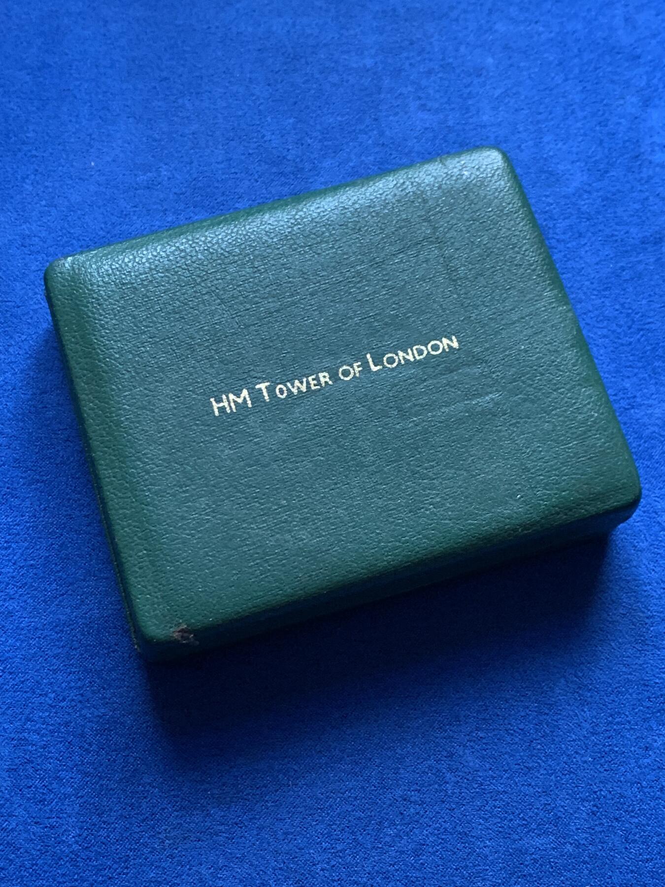 《竞宝斋》第442场 周日，周一，2场连拍 （全场包邮） 伦敦白塔纪念镀金纪念章 皇家造币厂铸造 带原盒 69.5克 50.6mm