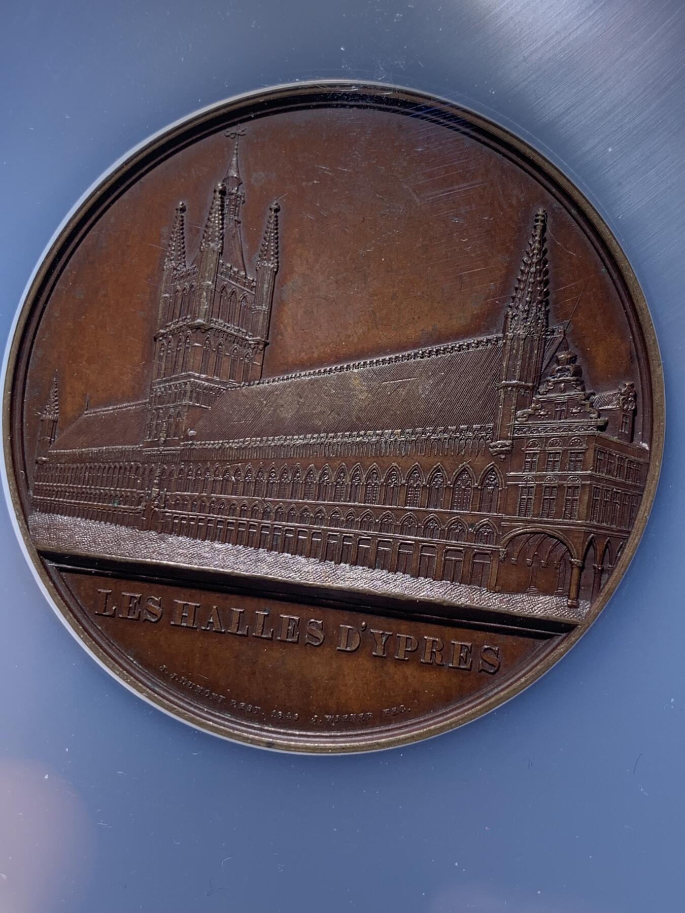 《竞宝斋》第442场 周日，周一，2场连拍 （全场包邮） NGC MS61BN 著名雕刻师J Wiener作品，罕见品。伊普尔市政厅纪念章，正面雕刻市政厅外部全貌，背部责任细节规划。极具历史参考教学价值，NGC加大盒。