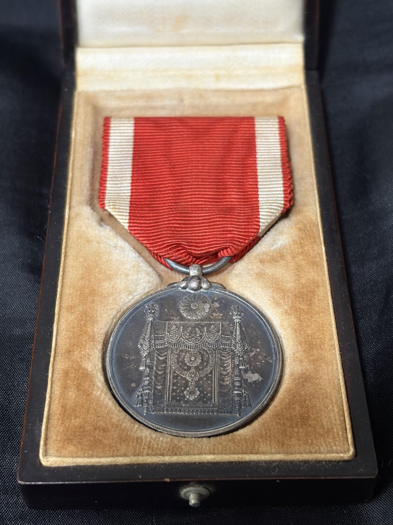 铭记历史 勿忘国耻 抗战胜利80周年精品专场 第二场 日本明治宪法纪念章 银质 原盒