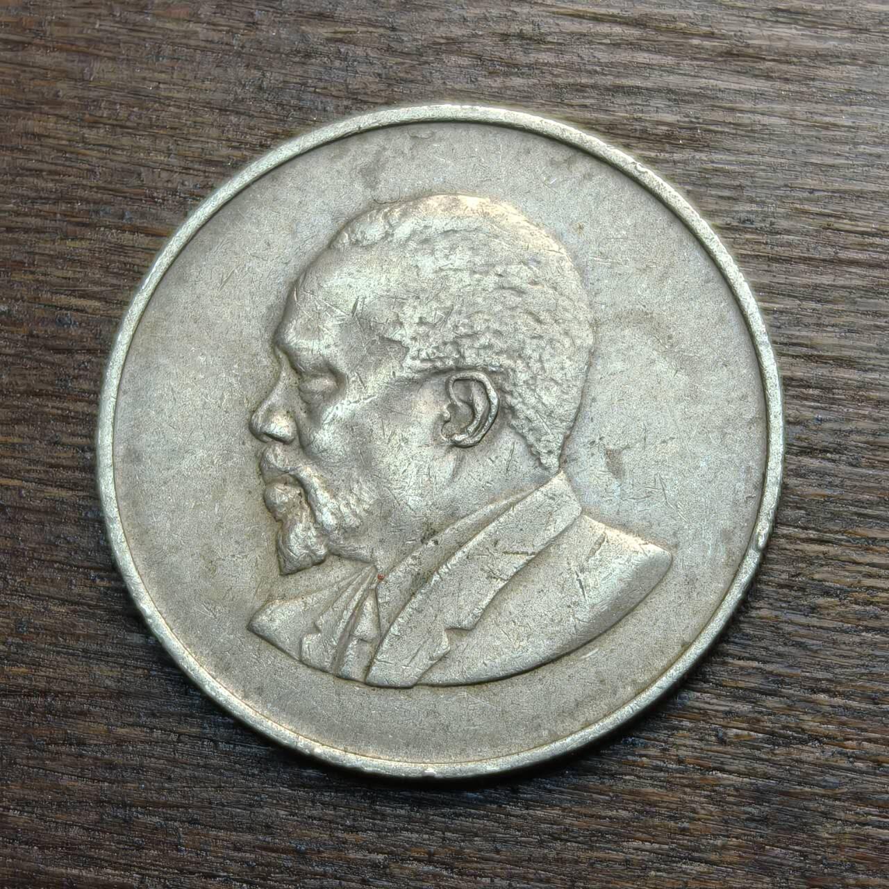 【铜匠收藏】★第133场★散币场，无佣金，30包邮。不满30元，支付5元运费。《接受代拍 代送NGC评级》 肯尼亚 1968年 1先令 镍币 无字版