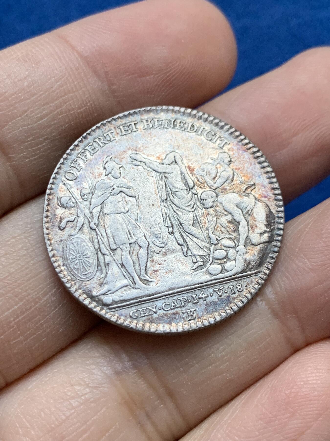 《竞宝斋》第442场 周日，周一，2场连拍 （全场包邮） 法国 1705年 路易十四时期 政教合谋 银质代币，8.55克，29.5mm，正面麦基洗德为亚伯拉罕献祭祝福，铭文