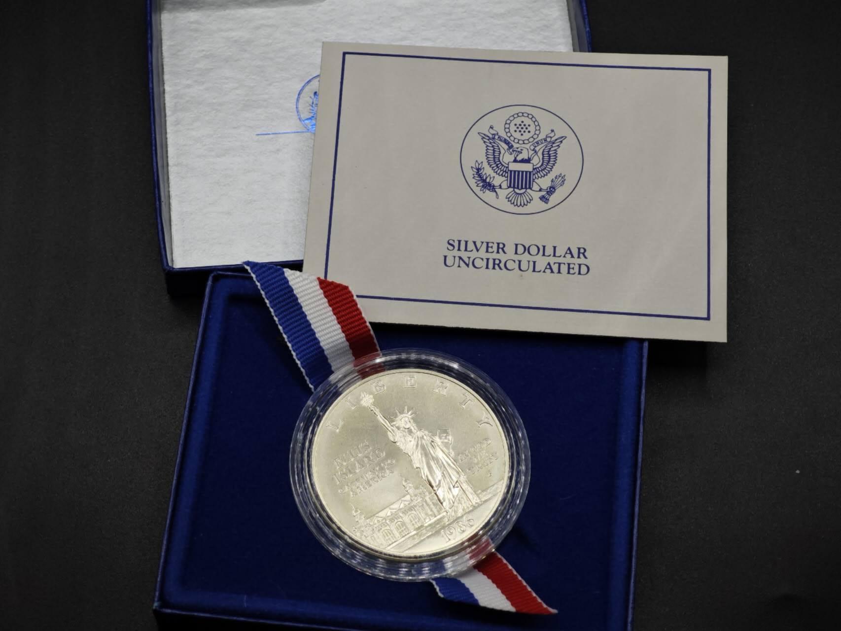 【淘币小摊】实时拍第八百零八拍   银币套币场   满百包邮可预留二周 每周一统一发货   美国1986年自由女神一元普制银币原盒原证重26.73克900银 银价275