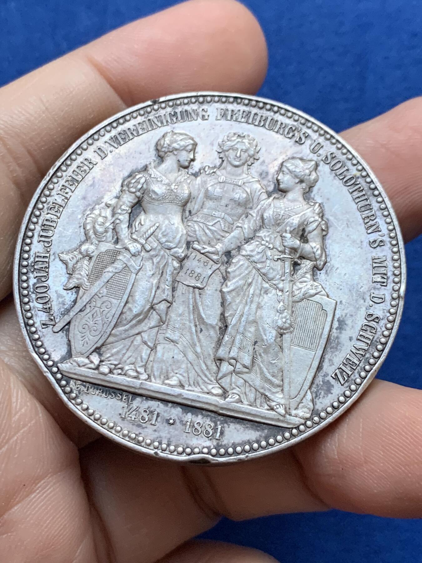 《竞宝斋》第442场 周日，周一，2场连拍 （全场包邮） 1881年瑞士弗莱堡与索洛图恩加入瑞士联邦400周年三女神纪念银章 53.7克 47.1mm 细节见图