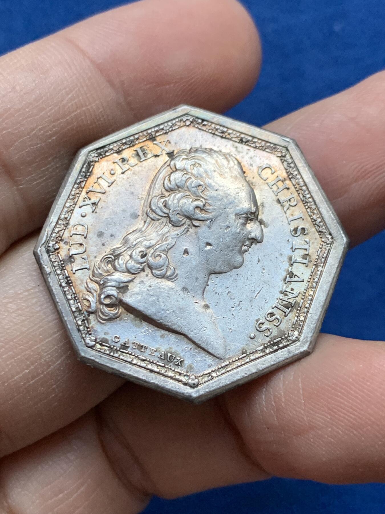 《竞宝斋》第442场 周日，周一，2场连拍 （全场包邮） 法国17XX年路易十六皇家宝藏八角银质代币，原铸无边铭，31.5mm，11.4克