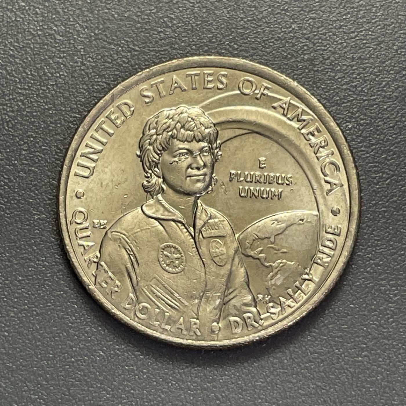 回流1123 美国2022年杰出女性系列之萨利·莱德25美分纪念币 萨利·莱德是1983年乘坐“挑战者号”航天飞机进入太空的美国首位女性宇航员，同时是物理学家、科普作家，此币是“美国女性 quarters”系列的首枚科学领域女性纪念币，纪念其在航天与性别平权领域的突破性贡献。