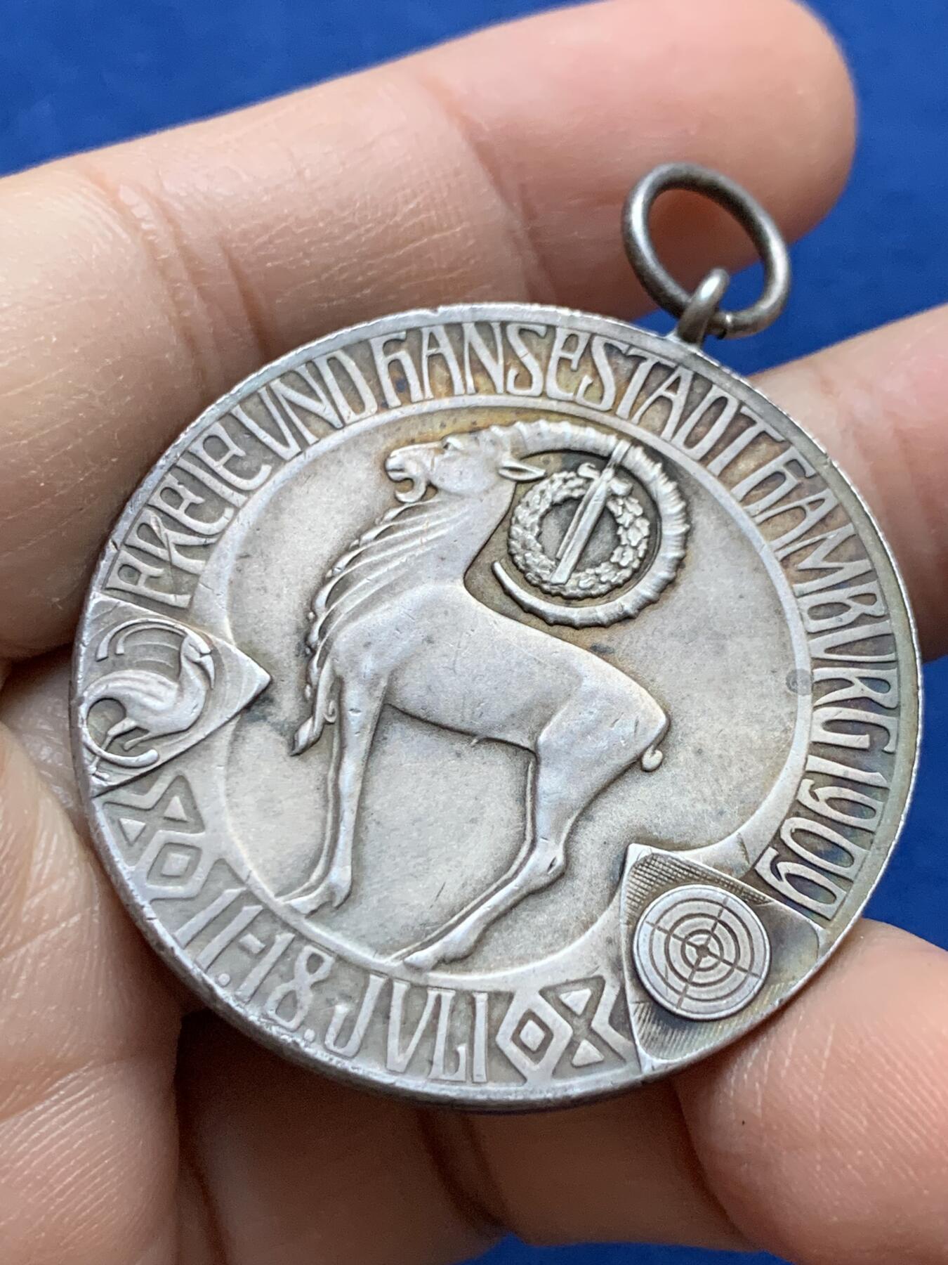 《竞宝斋》第442场 周日，周一，2场连拍 （全场包邮） 1909年德国汉堡射击节银章 正面为俾斯麦雕塑 原铸吊环 26.55克 40.3mm