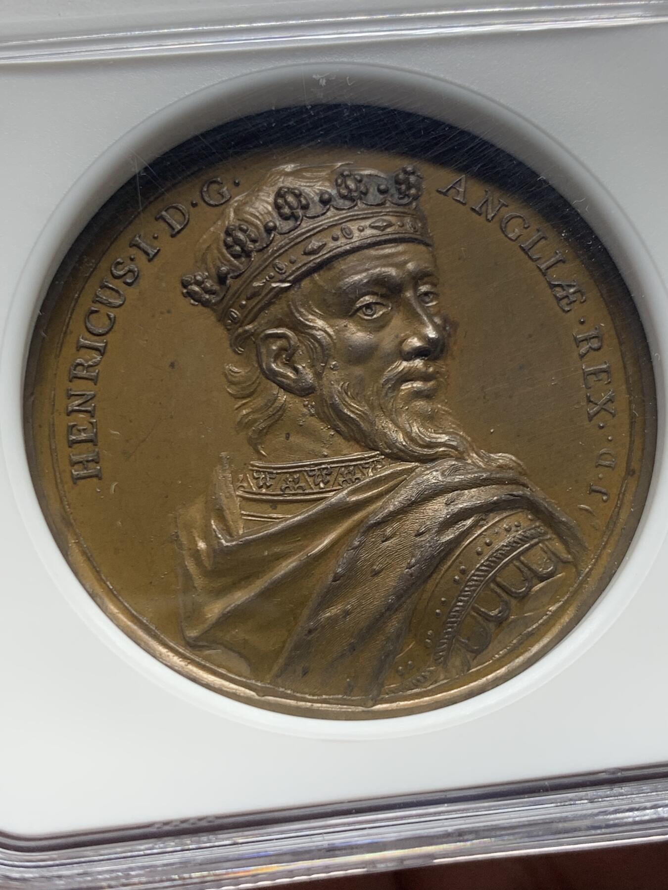 《竞宝斋》第442场 周日，周一，2场连拍 （全场包邮） 唯一冠军分 NGC MS65BN 1830年英国Dassier英王系列章之亨利一世，直径40mm，目录编号BHM-1437，保存很好，包浆温润，色泽自然，顶级分数，加厚盒装。