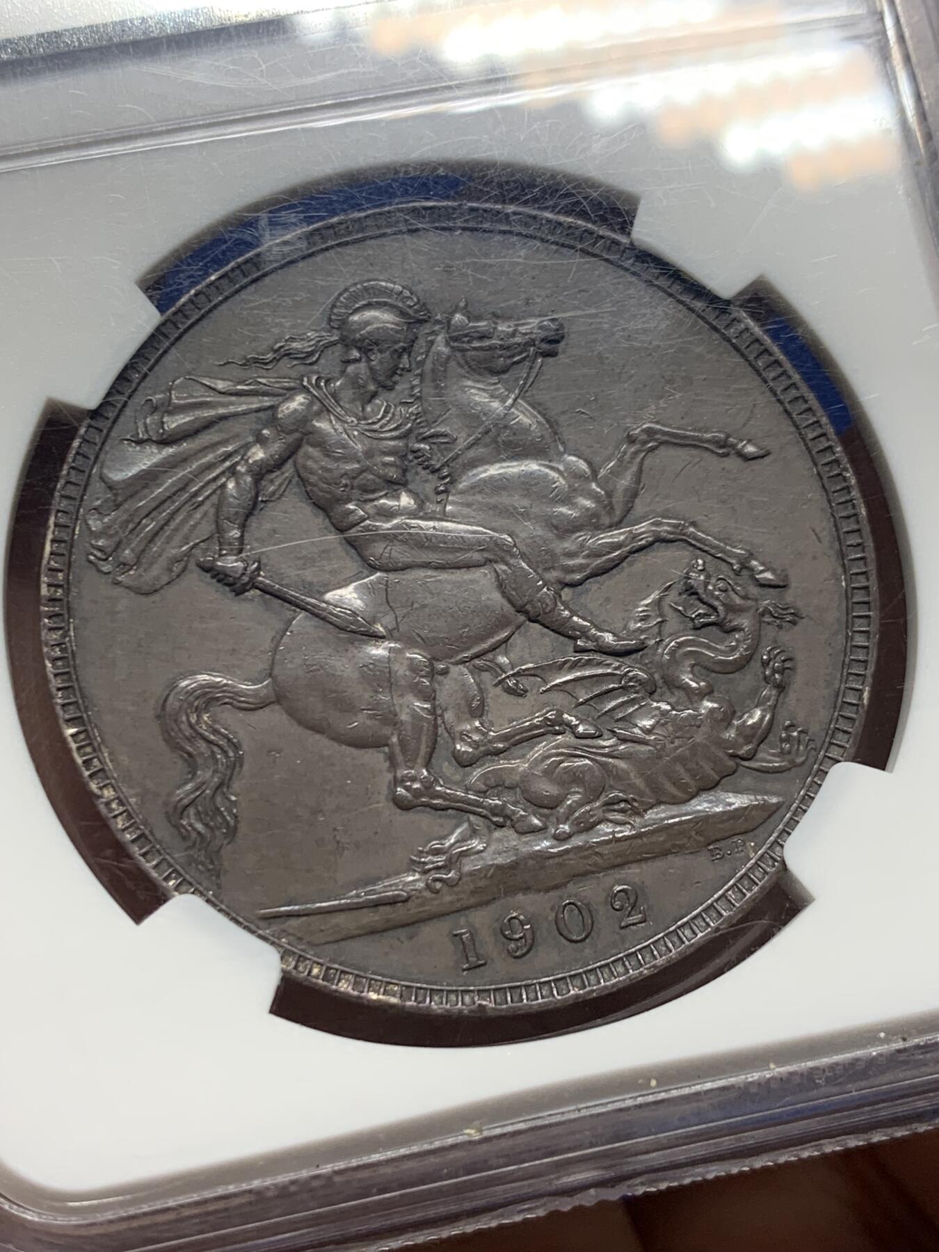 《竞宝斋》第442场 周日，周一，2场连拍 （全场包邮） NGC AU 英国1902年爱德华七世马剑克朗银币 英国热门克朗，黑爱七，黑武士，黑马剑，国币玩家最爱的彩，均匀黝亮，神秘又好看