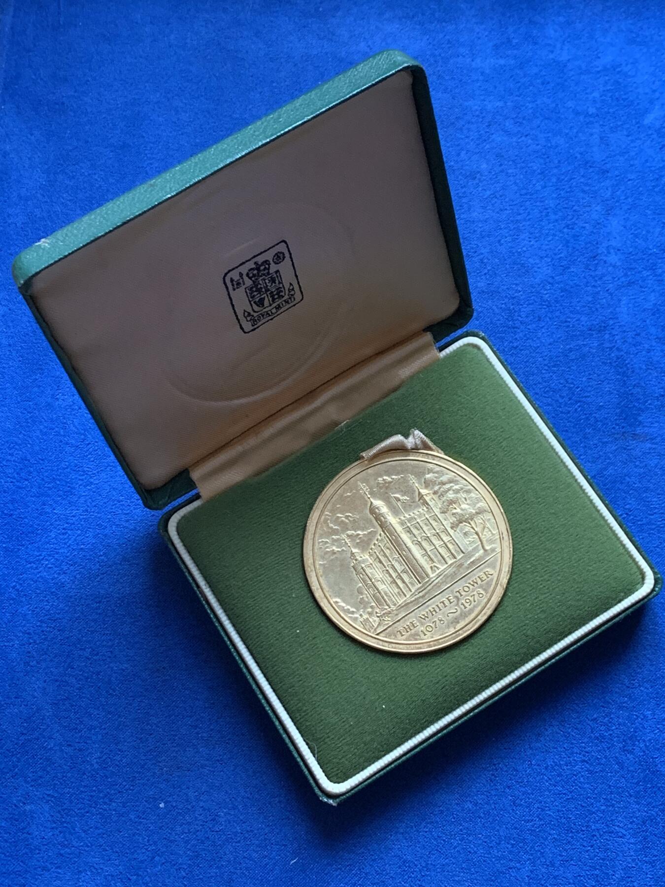 《竞宝斋》第442场 周日，周一，2场连拍 （全场包邮） 伦敦白塔纪念镀金纪念章 皇家造币厂铸造 带原盒 69.5克 50.6mm