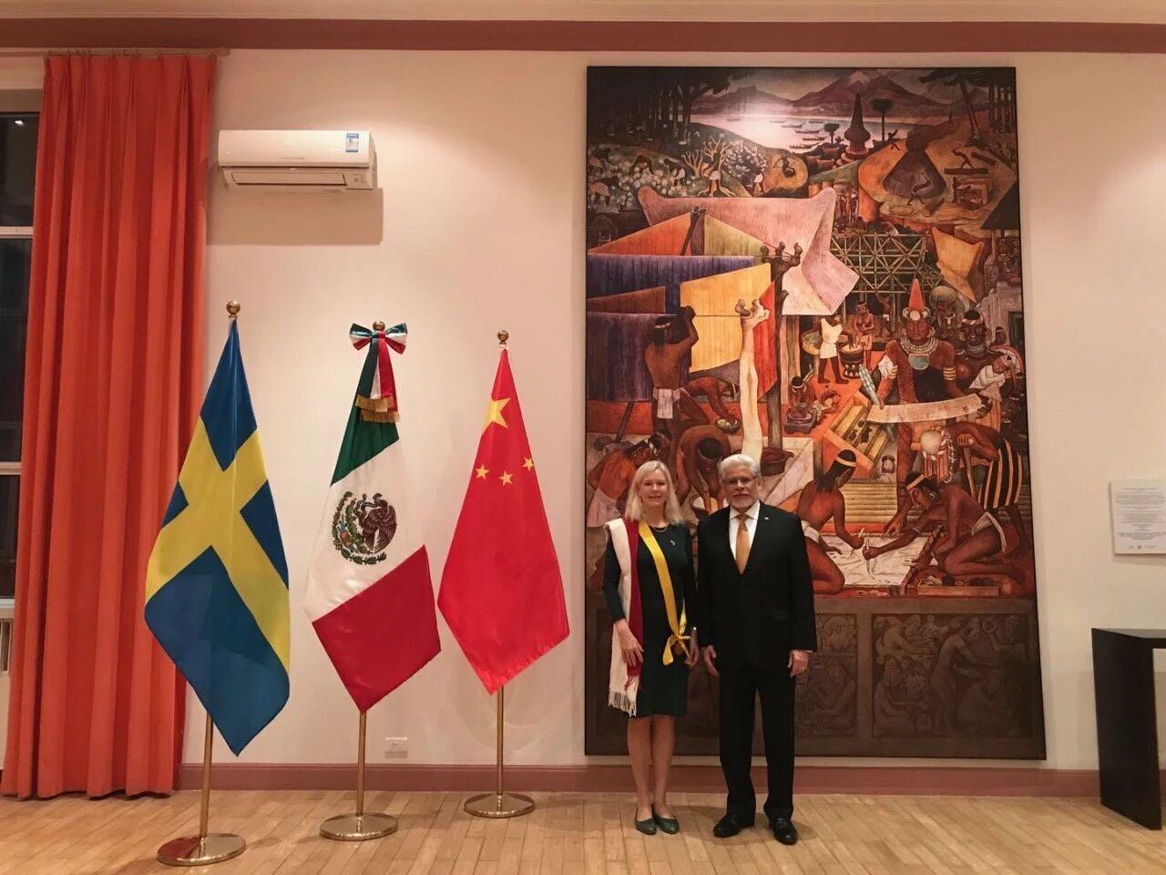 盛世勋华——号角文化勋章邮票专场拍卖第289期 墨西哥大十字级阿兹特克雄鹰勋章 银制，带原盒 授予外国公民的最高荣誉，该勋章于1933年12月29日由墨西哥总统阿贝拉多·罗德里格斯下令设立，勋章设计和墨西哥国徽呼应，核心元素是叼着响尾蛇的金雕，暗含阿兹特克文明印记，授予对象需为墨西哥或全人类作出杰出贡献，比如推动双边关系、助力领域发展等。中国前驻墨西哥大使殷恒民，南非前总统曼德拉，英国女王伊丽莎白二世等都曾获此勋章。