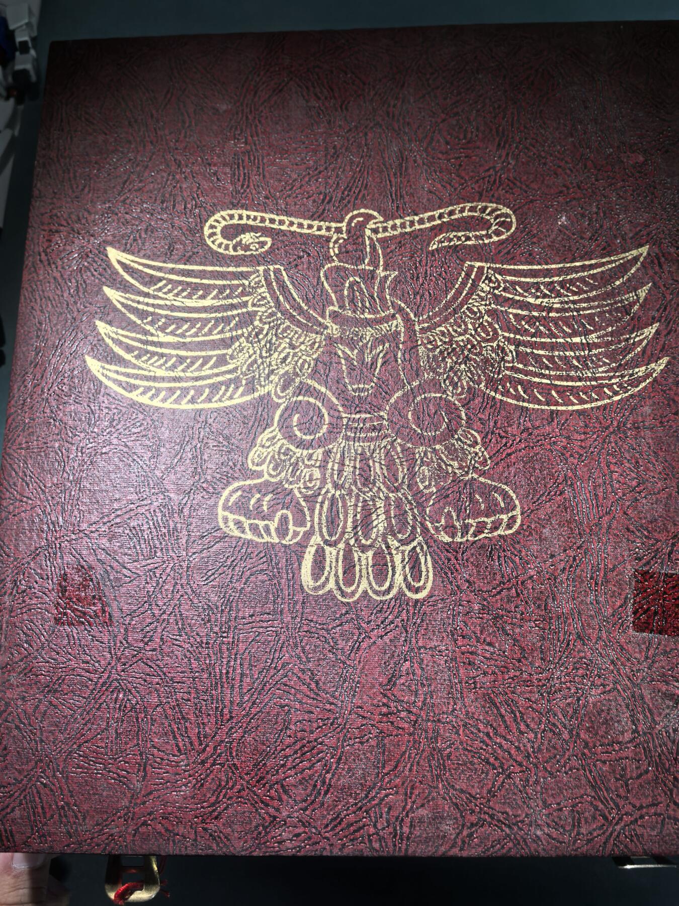 盛世勋华——号角文化勋章邮票专场拍卖第289期 墨西哥大十字级阿兹特克雄鹰勋章 银制，带原盒 授予外国公民的最高荣誉，该勋章于1933年12月29日由墨西哥总统阿贝拉多·罗德里格斯下令设立，勋章设计和墨西哥国徽呼应，核心元素是叼着响尾蛇的金雕，暗含阿兹特克文明印记，授予对象需为墨西哥或全人类作出杰出贡献，比如推动双边关系、助力领域发展等。中国前驻墨西哥大使殷恒民，南非前总统曼德拉，英国女王伊丽莎白二世等都曾获此勋章。