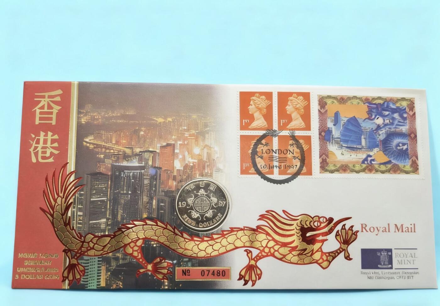 盛世勋华——号角文化勋章邮票专场拍卖第289期 香港1997年回归祖国纪念币封，英国皇家邮政发行于1997年6月30日（戳记显示“LONDON 30 JUNE 1997”），对应香港回归的时间节点，纪念币面值5港元，邮票包含英国女王头像的1便士邮票（共3枚），以及一枚以香港地标和龙元素为图案的纪念邮票，限量发行，编号为07480，