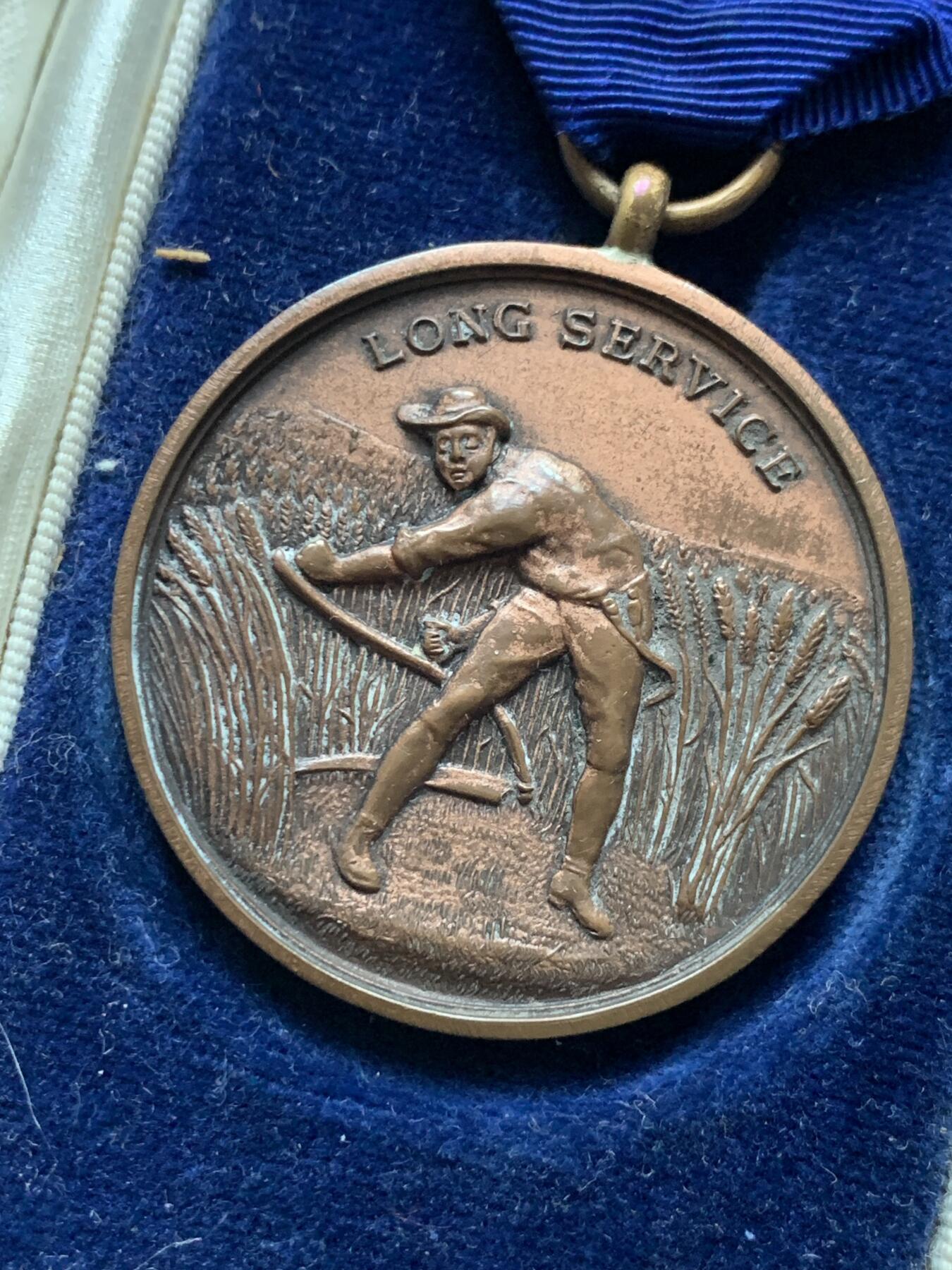 《竞宝斋》第442场 周日，周一，2场连拍 （全场包邮） 英国皇家农业协会1942年长期服务奖章，铜制带原盒，颁发给服务了42年的Matthias Russell，总重约32.15克。