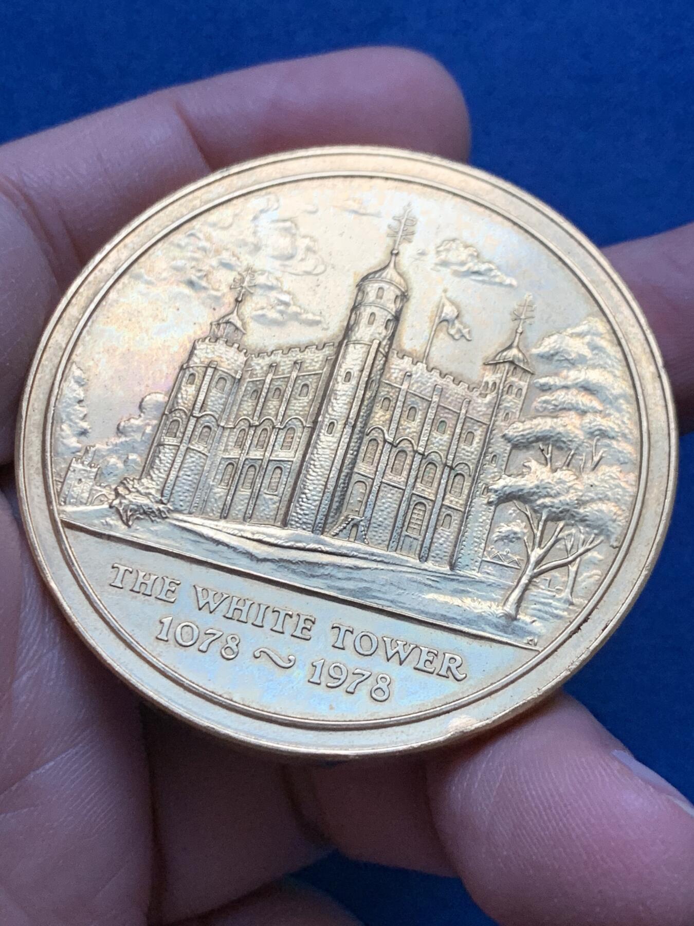 《竞宝斋》第442场 周日，周一，2场连拍 （全场包邮） 伦敦白塔纪念镀金纪念章 皇家造币厂铸造 带原盒 69.5克 50.6mm