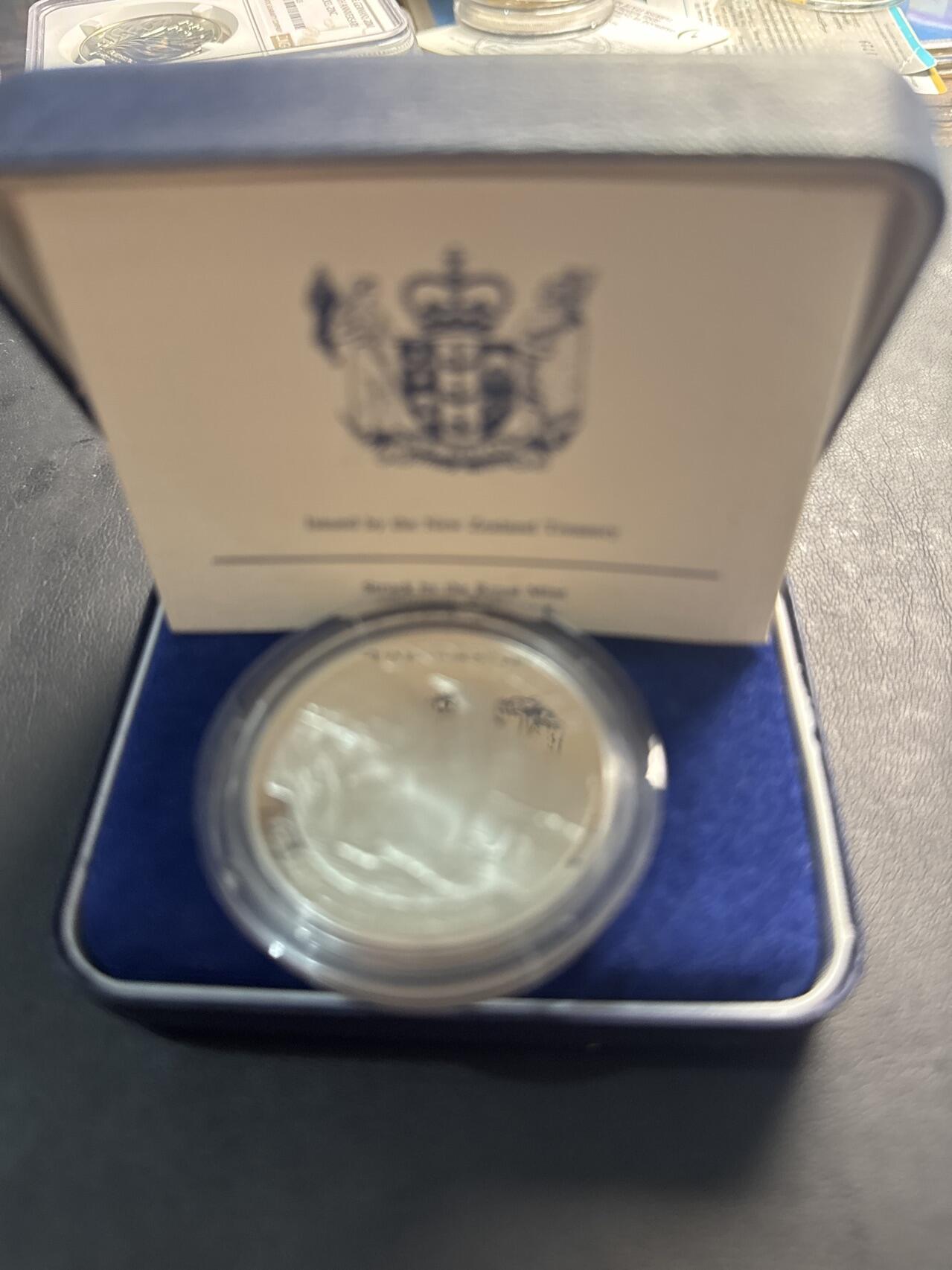 ❤️【币观天下】❤️ 第332期钱币拍卖- 2025.11.28周五晚上6点半场-长期征集拍品 新西兰1988年帝企鹅1盎司精制纪念银币盒证齐全