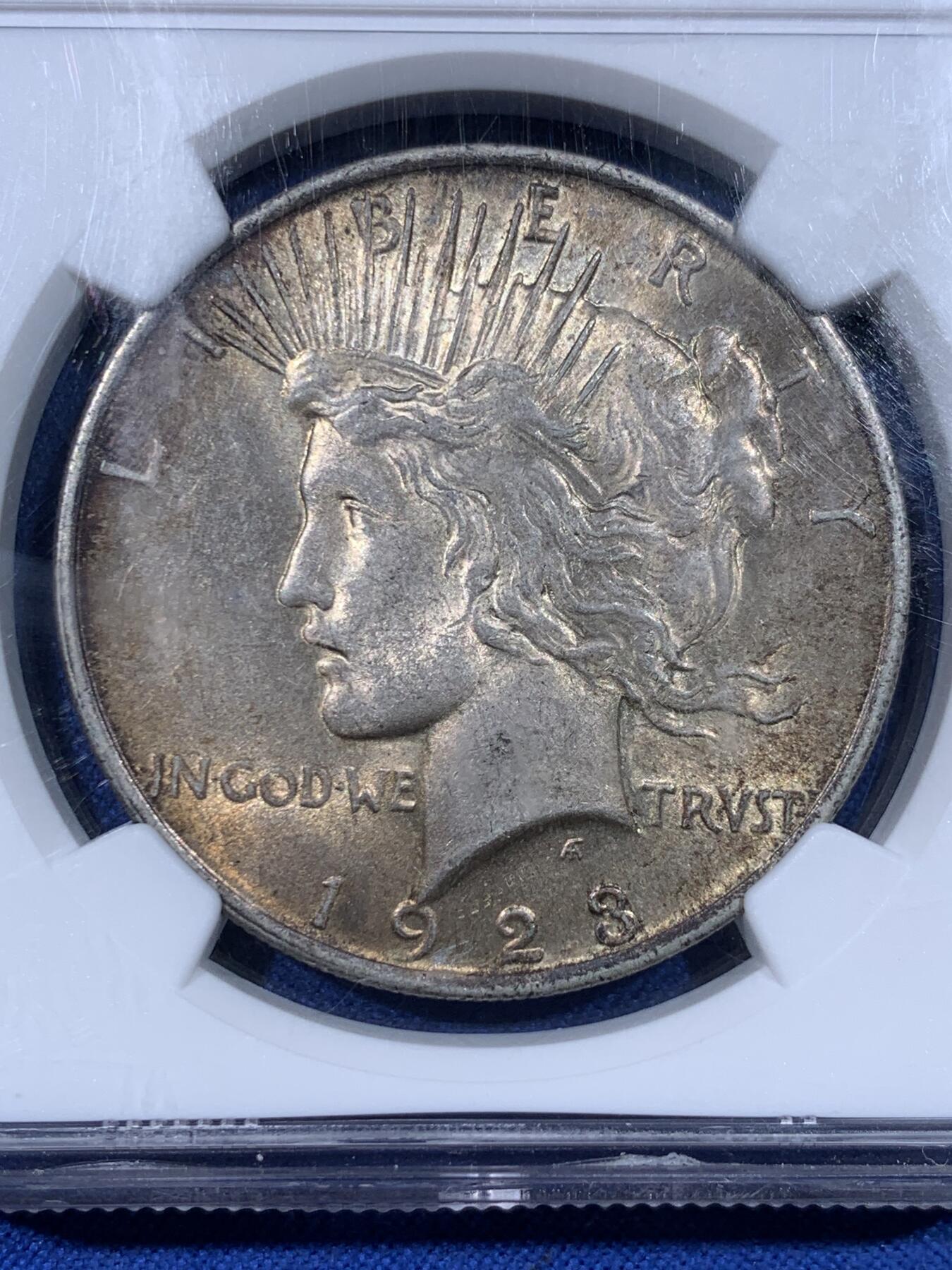 《竞宝斋》第442场 周日，周一，2场连拍 （全场包邮） NGC MS62 美国1923年和平银币 带车轮光 两面黄褐包浆 和平带彩非常少 只占所有年份和平银币的不到5%