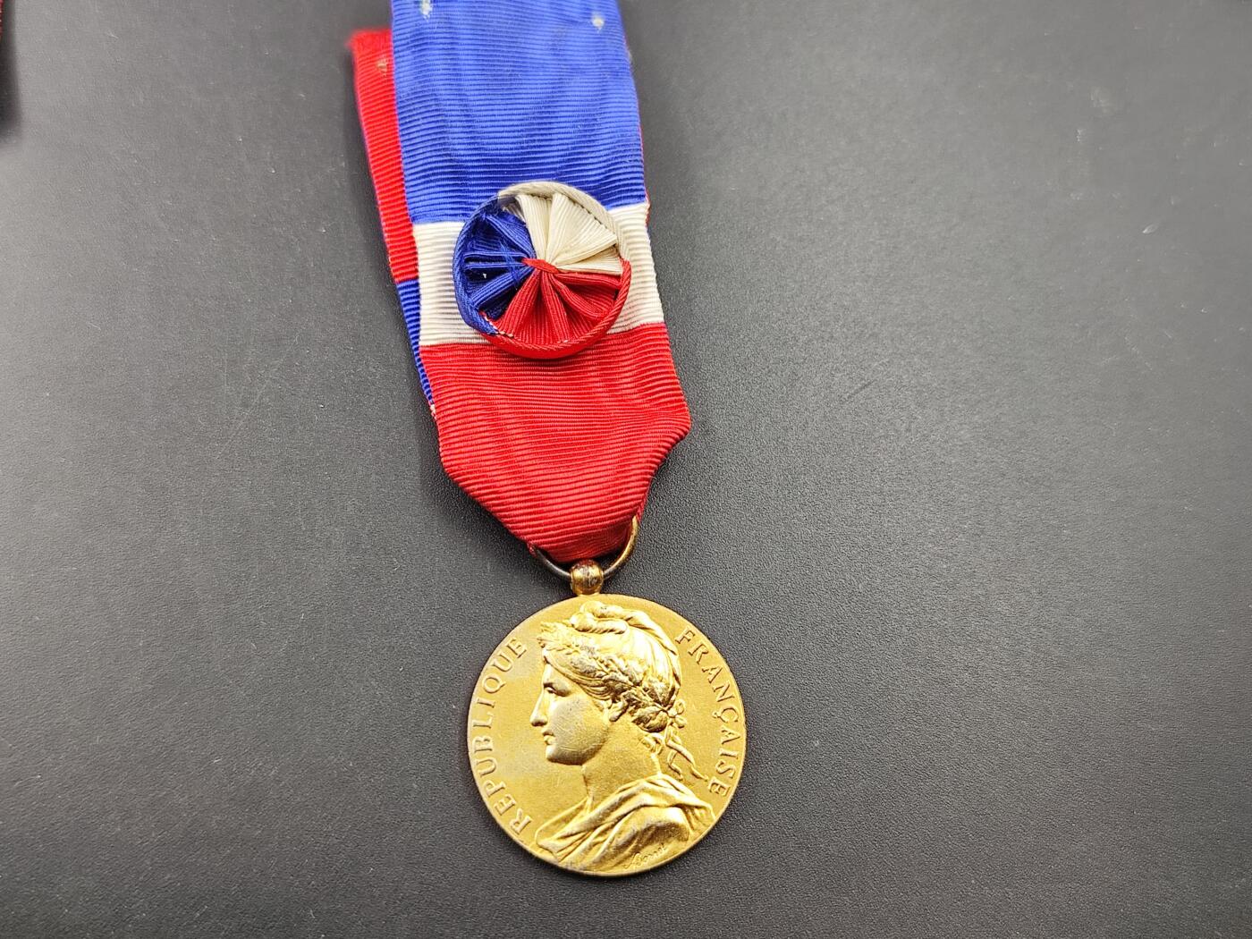 11月23日精品徽章专场 法国劳工银质奖章 五彩包浆很漂亮