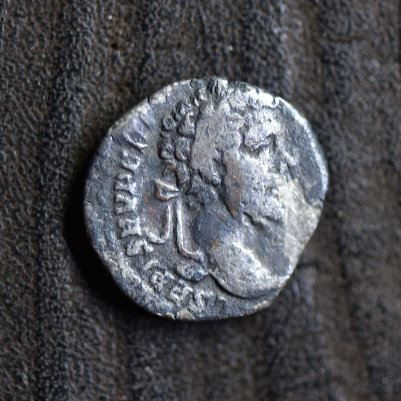 【良泉】第42期【自动场】12月4日晚19.30点开拍！99枚域外古代钱币专场  【藏家出品C】1.91克  古罗马帝国，公元197年拉奥狄凯亚厂打制，赛维鲁，狄纳里银币