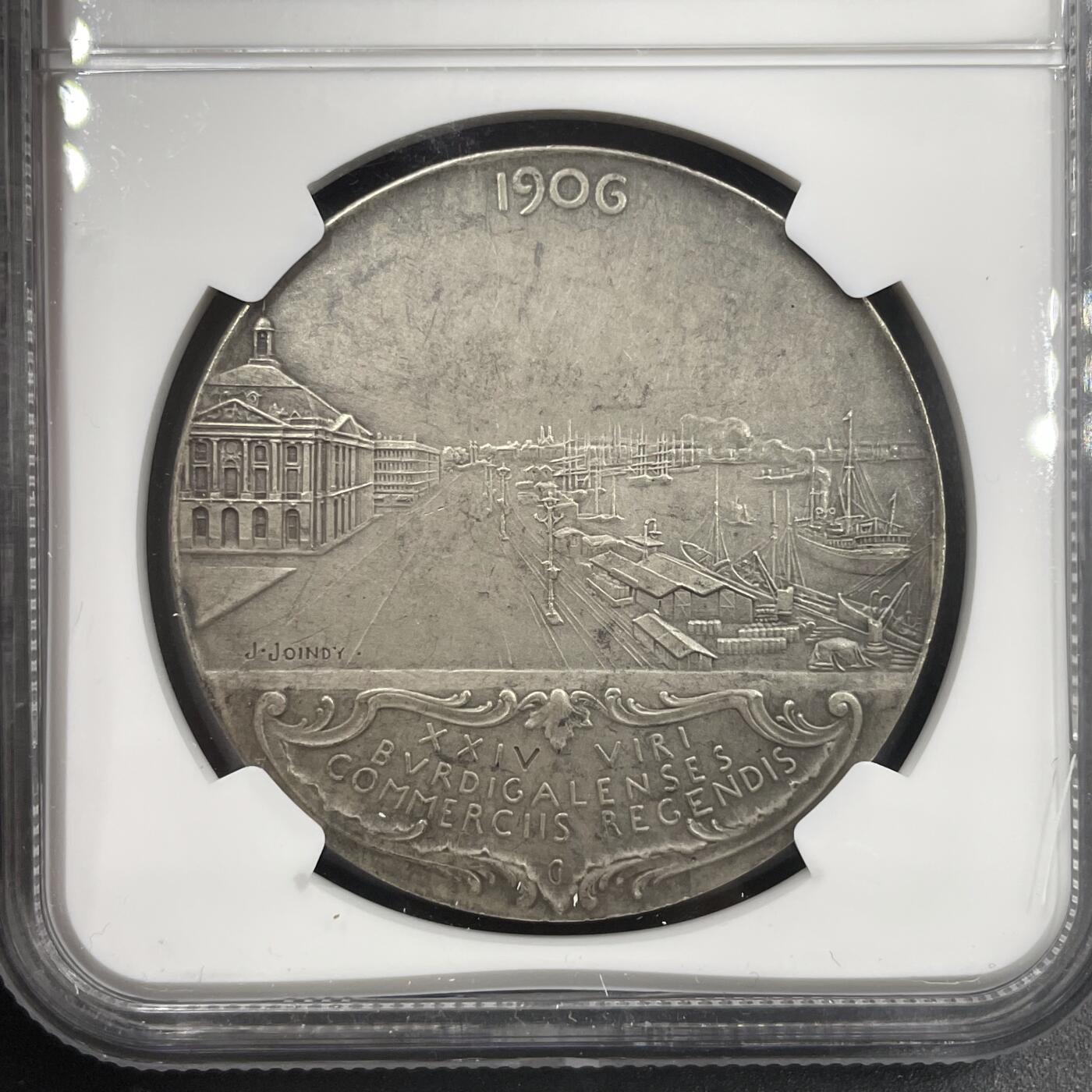 「木头集藏」章牌精品专场！ J.JOINDY～1906年法国波尔多商会纪念银章，MS 62，直径：40 mm，背面刻画波尔多港口景观，品相不错。