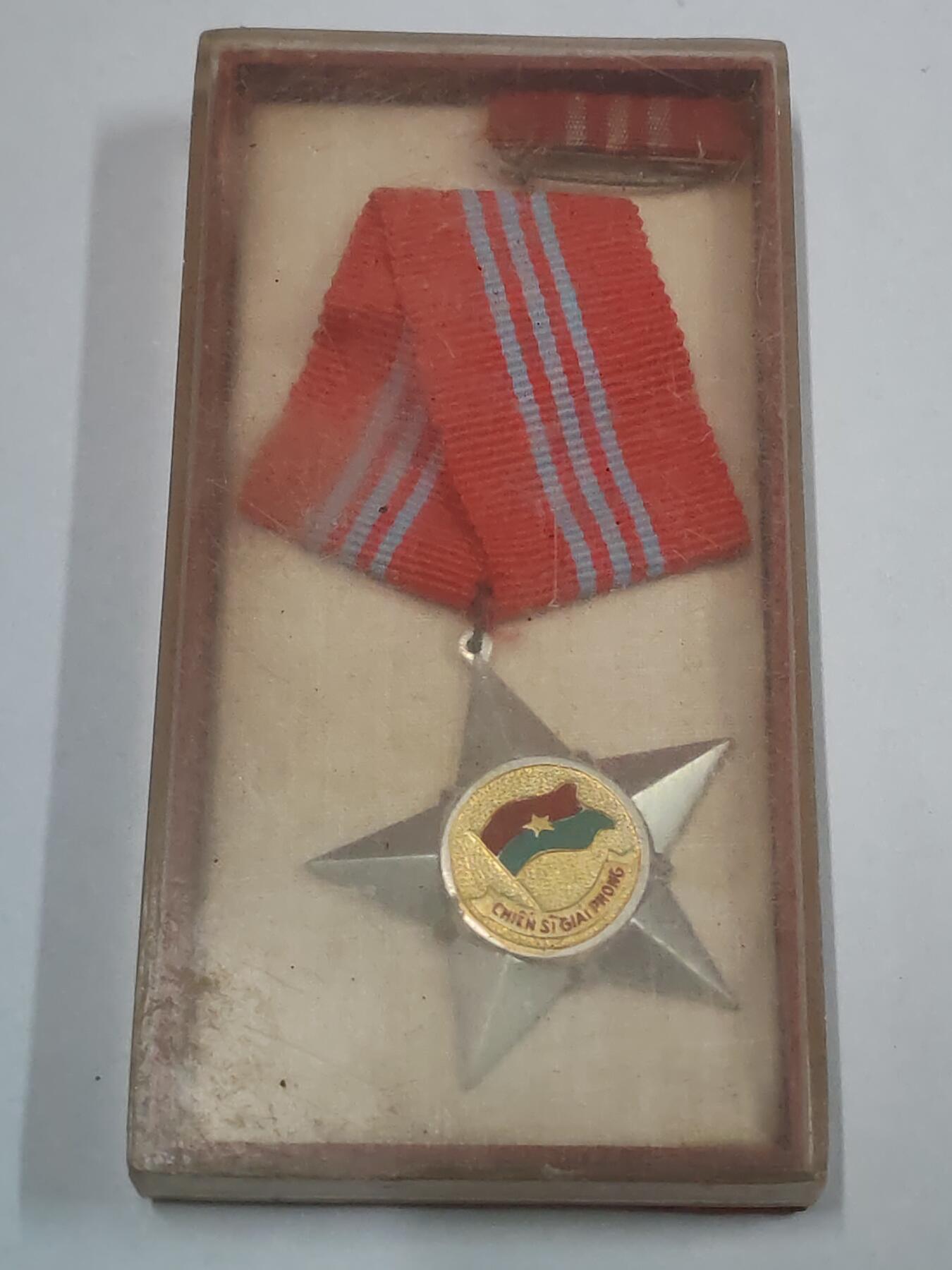 韵星假日拍卖第三十一期 -- Rimey Holidays Auction 31 越南社会主义共和国一级解放战士勋章 带原盒略 库存品相