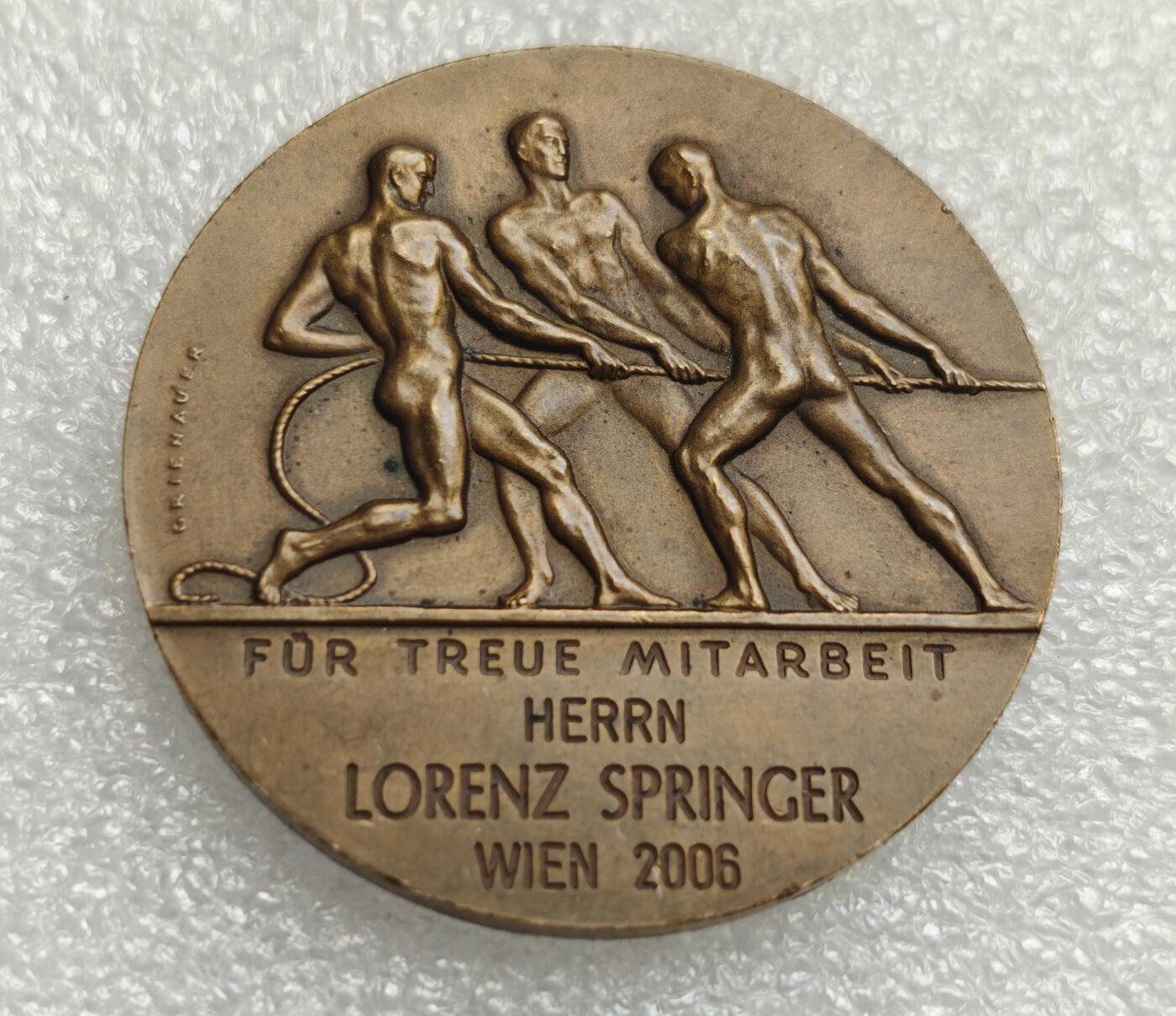 瓶子🏺第218期拍卖会  奥地利工商会  著名的WKO维也纳颁发的信任奖章  章是20世纪初期（1920年左右的风格）的作品  2006年铭刻后颁发  正面是有名的赫尔墨斯（爱马仕）