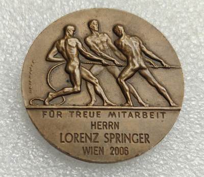 瓶子🏺第218期拍卖会  奥地利工商会  著名的WKO维也纳颁发的信任奖章  章是20世纪初期（1920年左右的风格）的作品  2006年铭刻后颁发  正面是有名的赫尔墨斯（爱马仕）