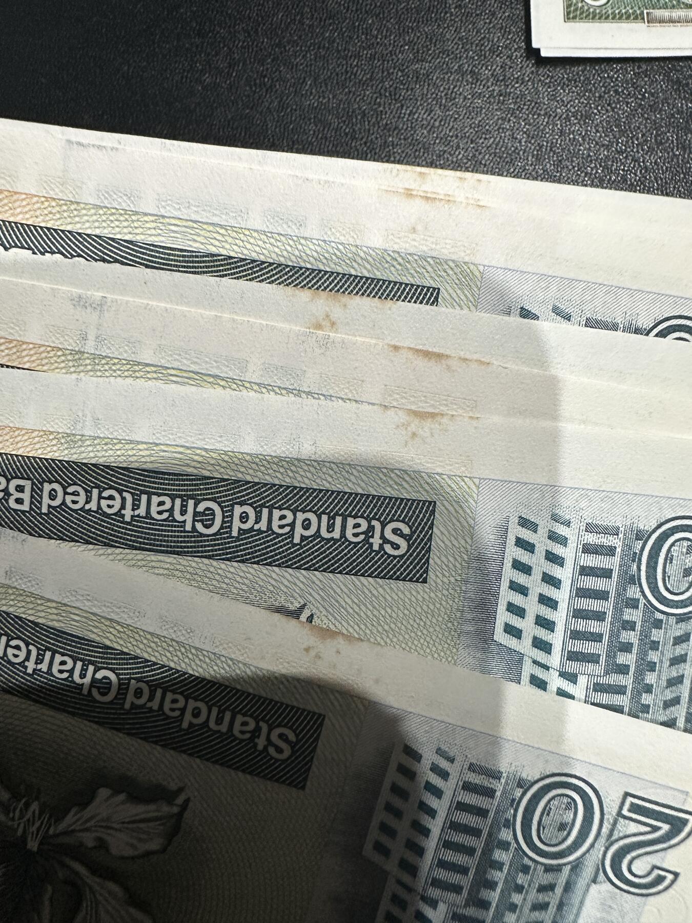 《外钞收藏家》第五百八十八期（优质场）（本平台长期征集拍品、欢迎藏友们联系合作） 2016年香港汇丰银行20元 四张号码全同 豹子号777全新 +2002年香港渣打银行20元 短棍 标准10连号 无折 有黄斑