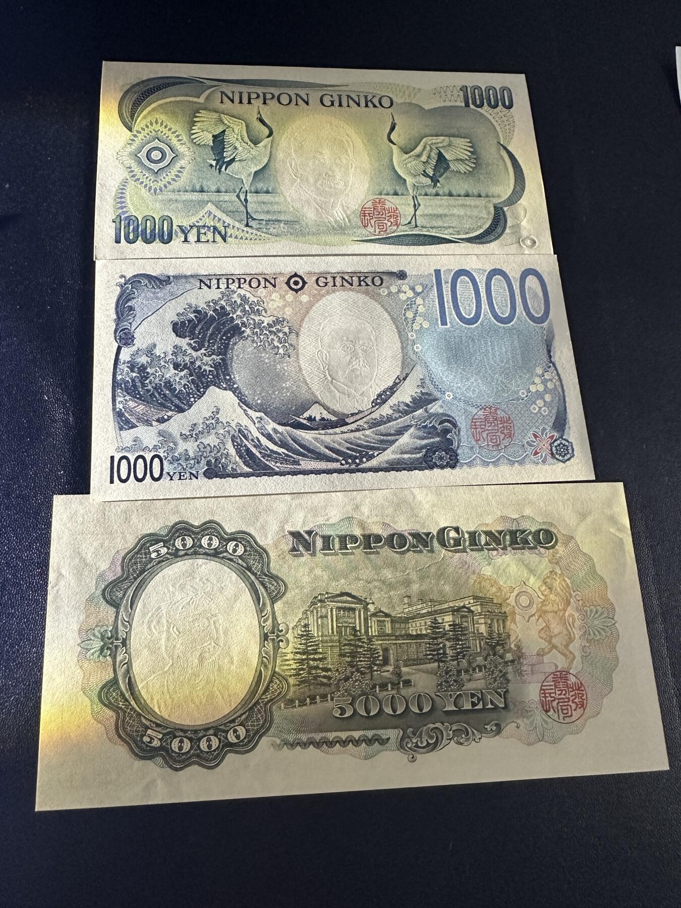 《外钞收藏家》第五百八十八期（优质场）（本平台长期征集拍品、欢迎藏友们联系合作） 日本1000日元2个版本全新（夏目有轻微潮点）都是尾00+5000圣德太子UNC-