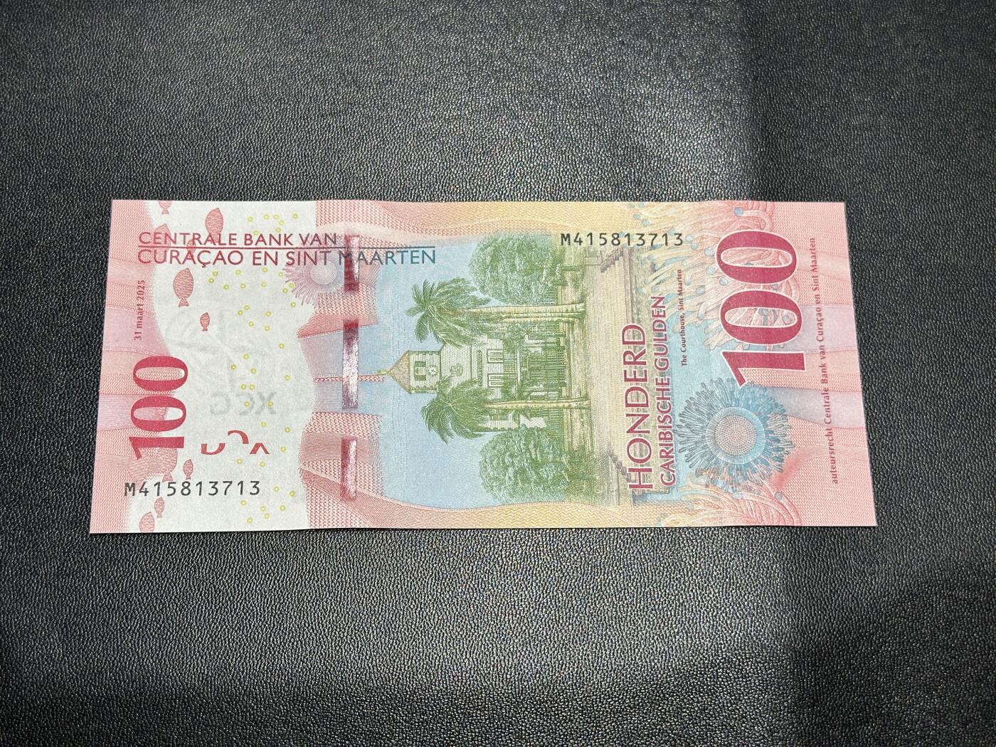 《外钞收藏家》第五百八十八期（优质场）（本平台长期征集拍品、欢迎藏友们联系合作） 2025年版库拉索和圣马丁100盾 全新UNC 尾713