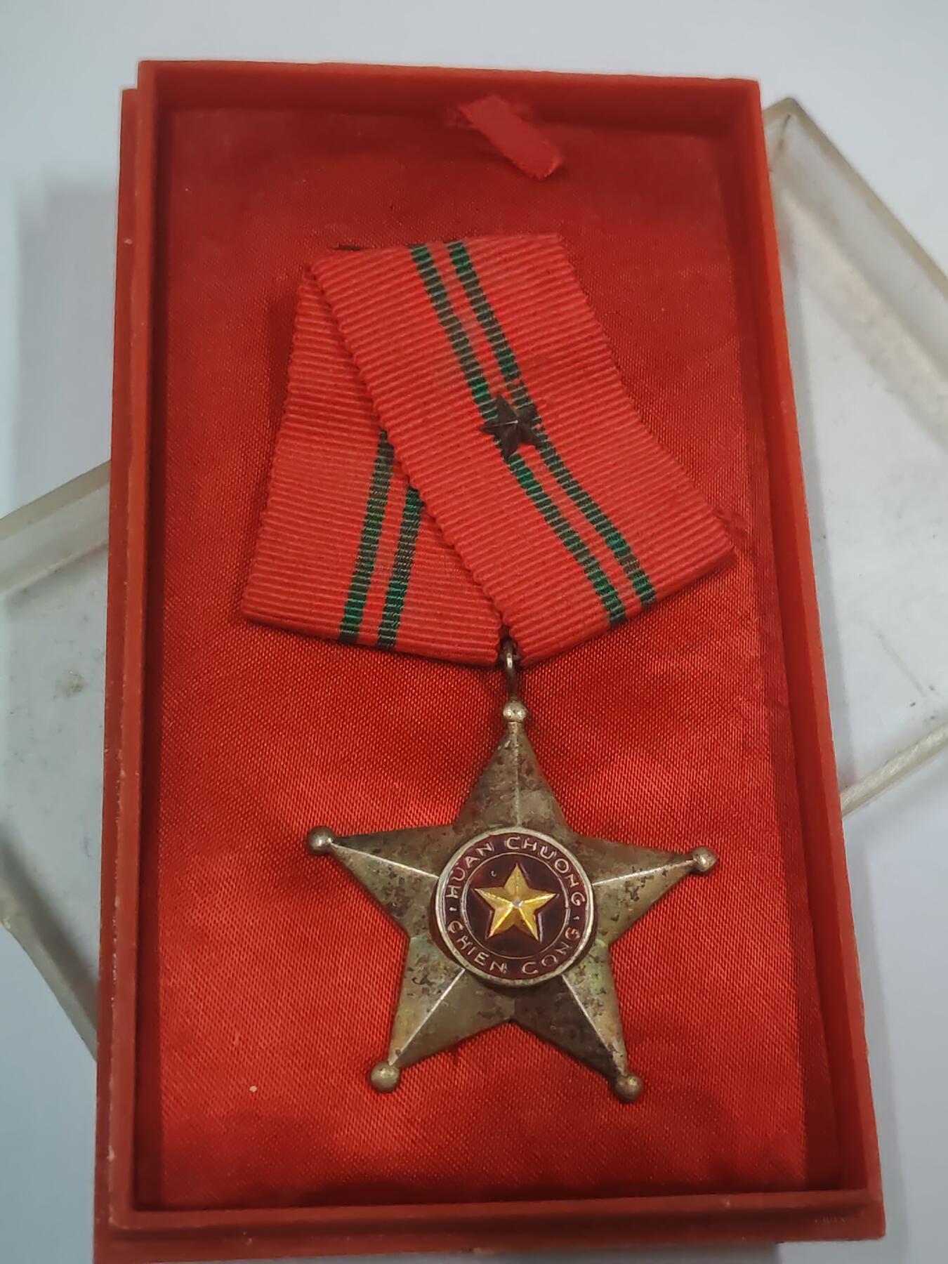 韵星假日拍卖第三十一期 -- Rimey Holidays Auction 31 越南民主共和国三级战功勋章 越战白铜版 带原盒