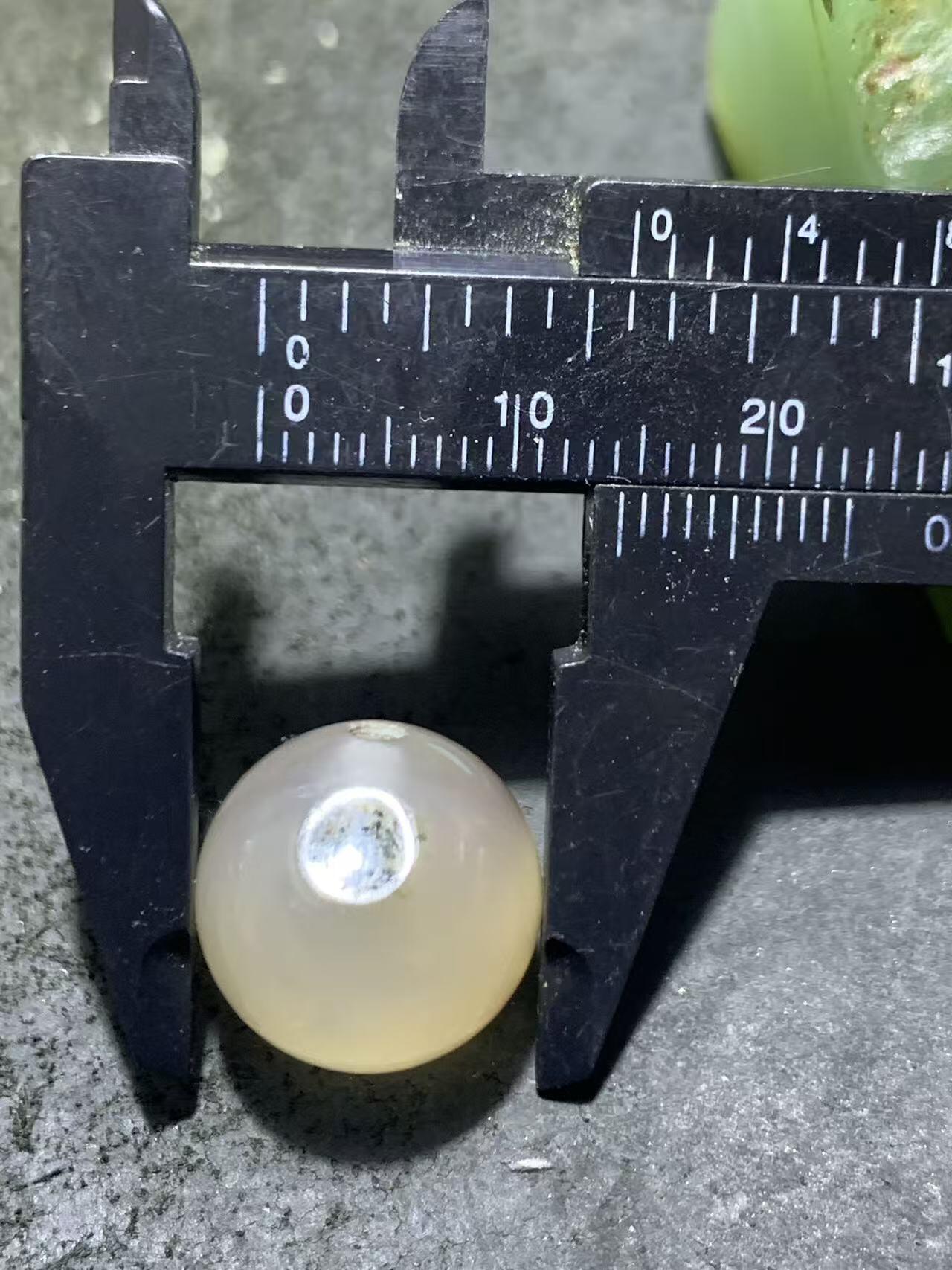 原皮海洋玉髓通货随形圆珠一颗，