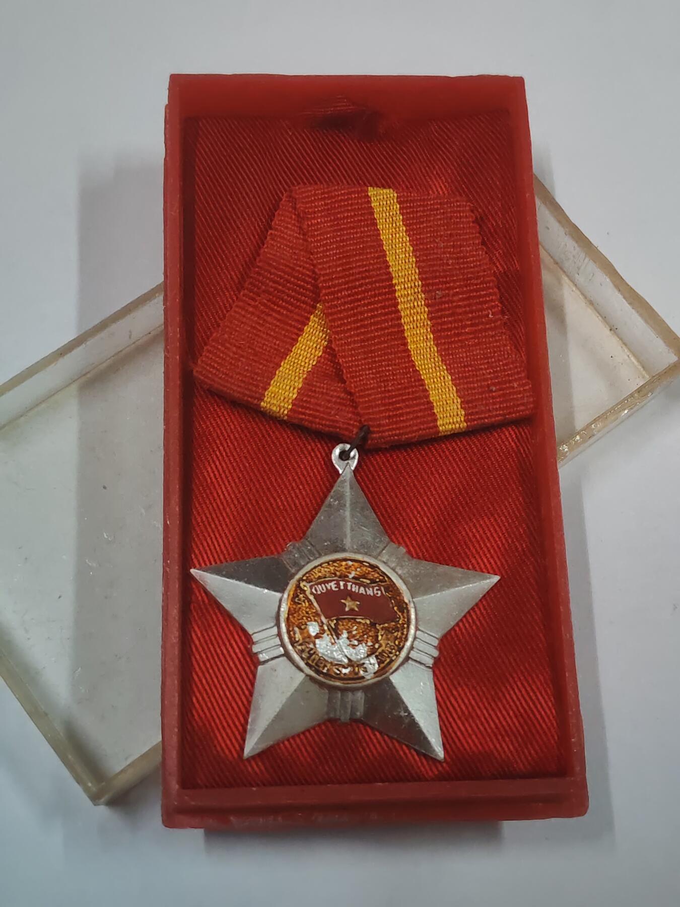韵星假日拍卖第三十一期 -- Rimey Holidays Auction 31 越南社会主义共和国三级光荣战士勋章 软挂版 带原盒