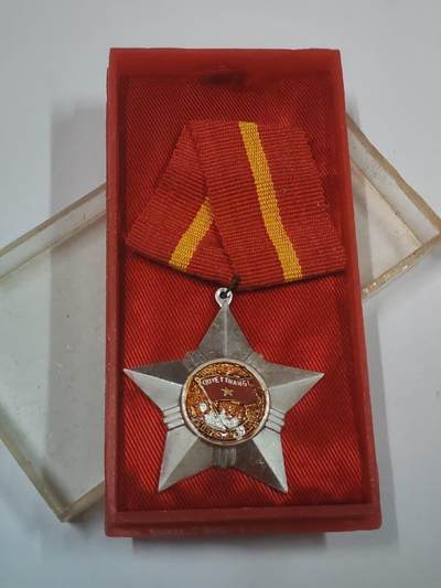 韵星假日拍卖第三十一期 -- Rimey Holidays Auction 31 - 越南社会主义共和国三级光荣战士勋章 软挂版 带原盒