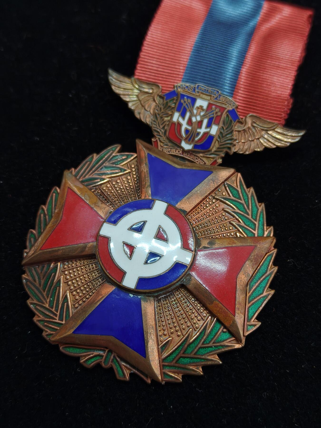 铭记历史 勿忘国耻 抗战胜利80周年精品专场 第二场 一等金级多米尼加航空功绩勋章 该章铜质镀金珐琅 尺寸巨大   克重追平星芒类勋章一等只授予将军级