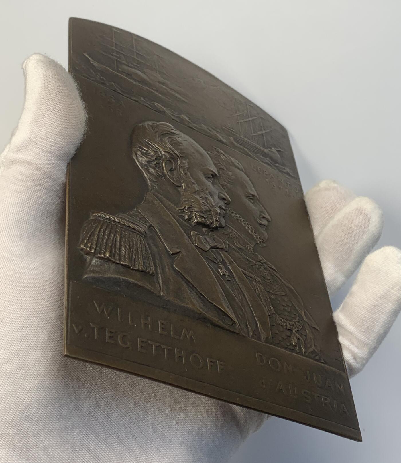 掌中浮雕-藏着的欧洲第043场 纪念1866年的利萨海战和1571年的勒班陀海战中的胜利铜章，尺寸：159 x 108mm。目录编号Strothotte 1905-6，Wurzbach 4166。大师 J. Tautenhayn作品