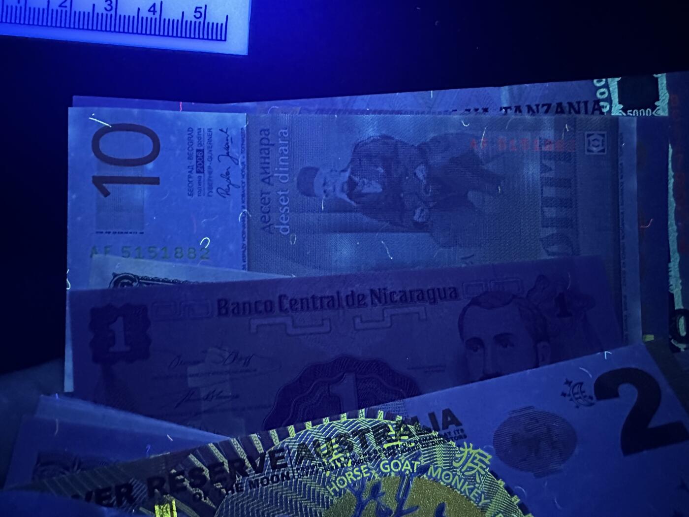 《外钞收藏家》第五百八十八期（优质场）（本平台长期征集拍品、欢迎藏友们联系合作） 17张精美纸币一起 大部分全新 意大利等个别非全新 如图