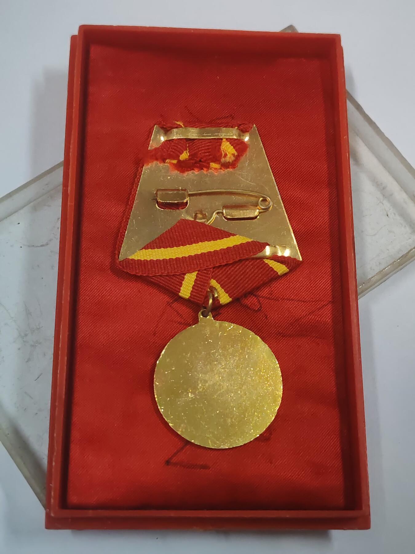 韵星假日拍卖第三十一期 -- Rimey Holidays Auction 31 越南社会主义共和国决胜军旗奖章 带原盒略