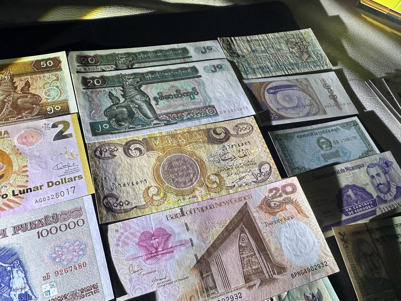 《外钞收藏家》第五百八十八期（优质场）（本平台长期征集拍品、欢迎藏友们联系合作） 17张精美纸币一起 大部分全新 意大利等个别非全新 如图