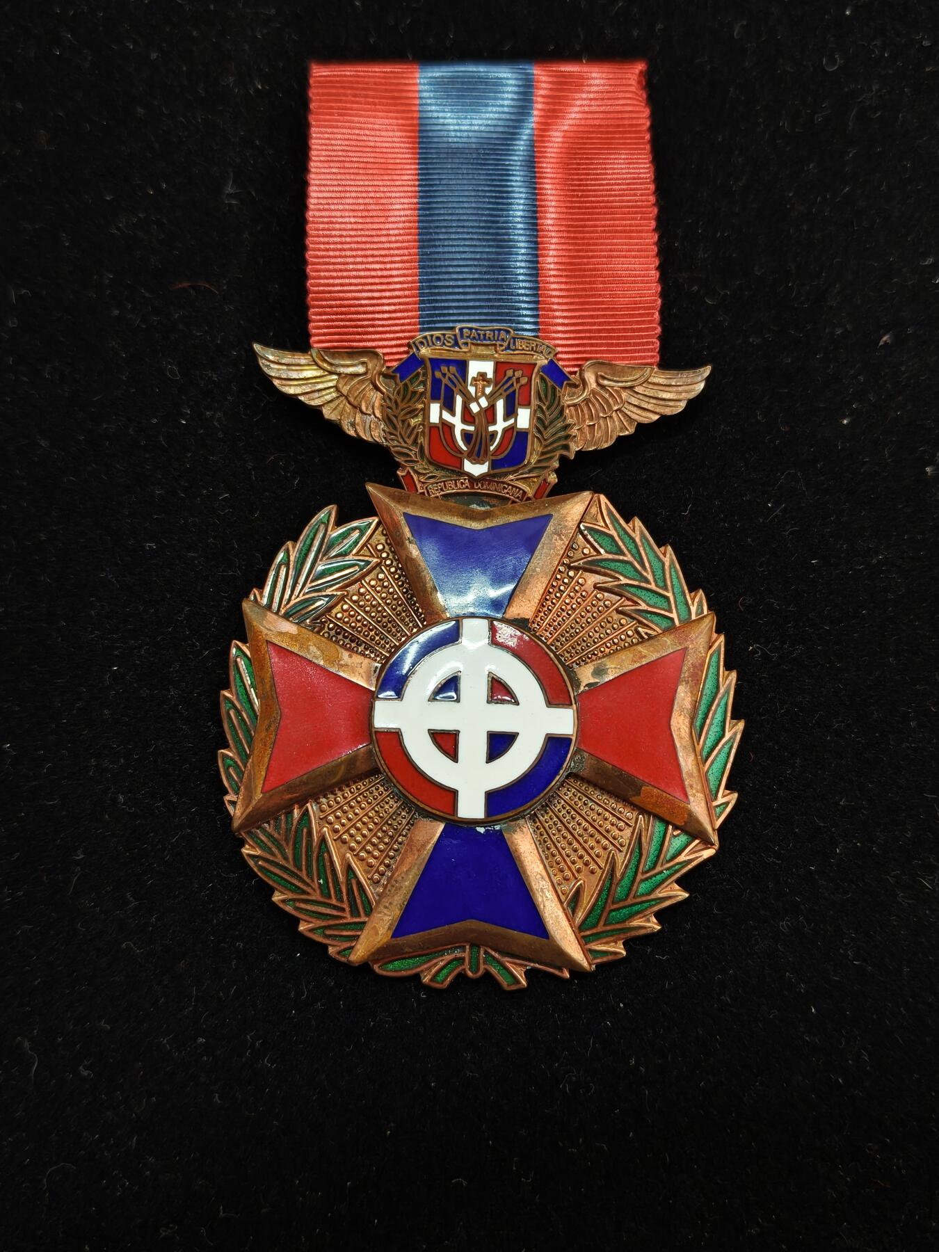 铭记历史 勿忘国耻 抗战胜利80周年精品专场 第二场 一等金级多米尼加航空功绩勋章 该章铜质镀金珐琅 尺寸巨大   克重追平星芒类勋章一等只授予将军级