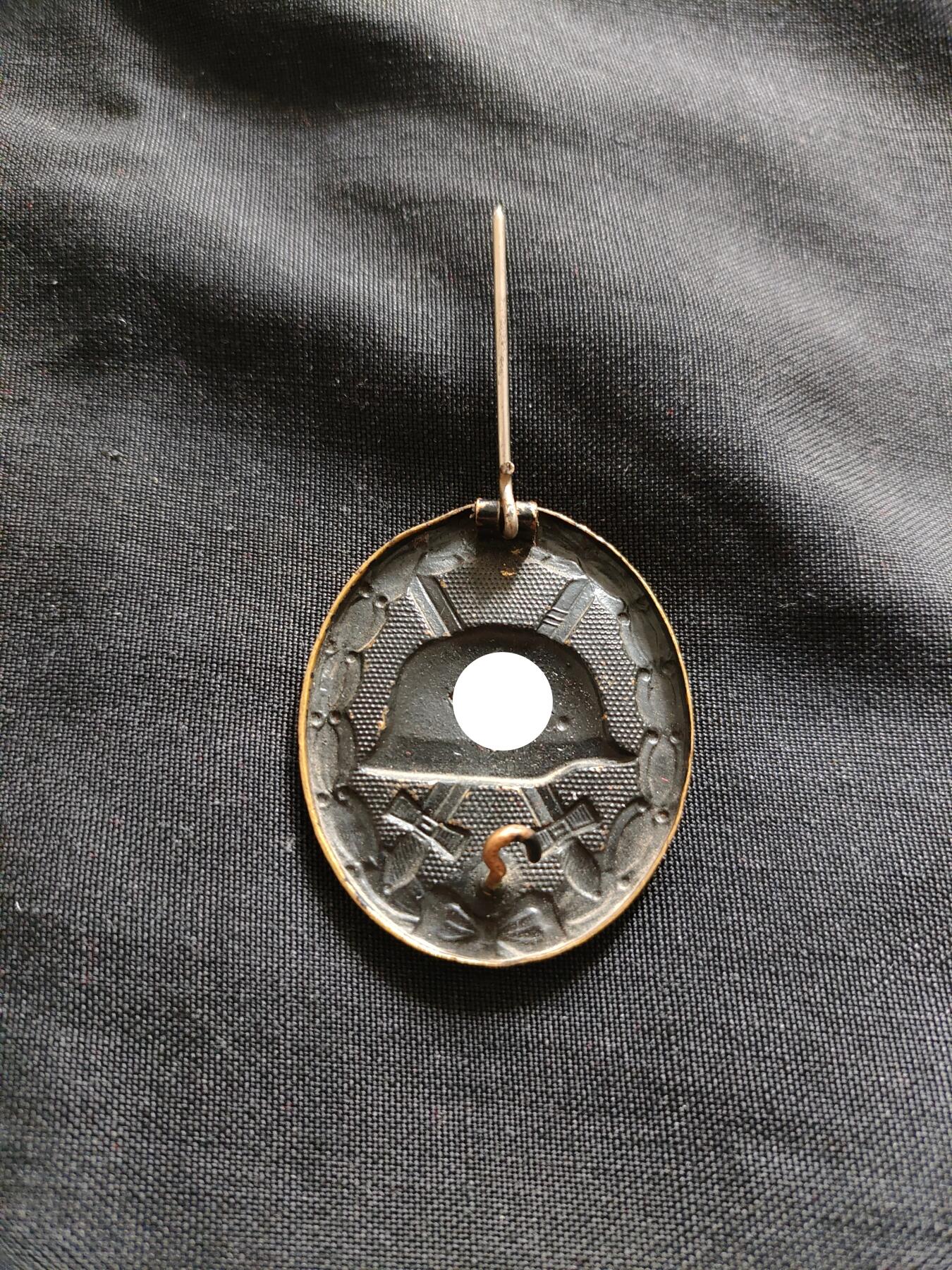 时顺第二十六拍 铭记历史，珍爱和平 德国特殊时期铜黑战伤奖章，得主自行将别针截断，方便佩戴