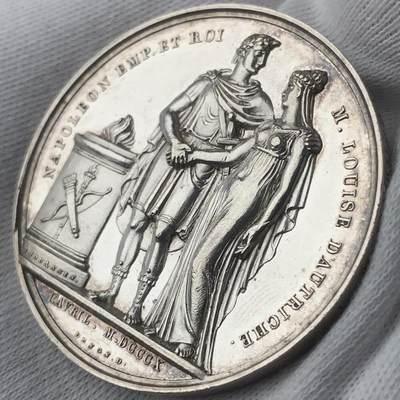1810年拿破仑和玛丽亚·路易丝在巴黎卢浮宫举行婚礼原铸银章，41mm，原铸银章