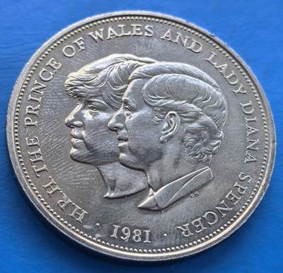 外国优质老铜币银币，周六九点倒数截拍，满百包邮，可寄存半年，喜欢朋友微信扫描二维码可直接参拍 - 英国1981年戴安娜王妃大婚克朗型纪念币直径38mm，重28克