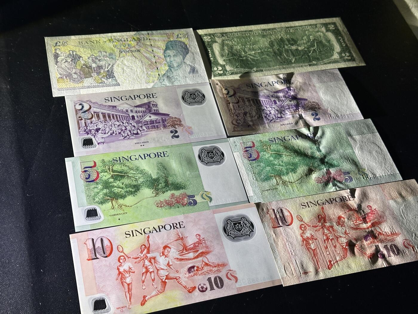 《外钞收藏家》第五百八十八期（优质场）（本平台长期征集拍品、欢迎藏友们联系合作） 英国E序列5镑+2美元补号靓号+新加坡纸币和塑料钞2个小套 8张一起全新 但几张纸币都有轻微潮