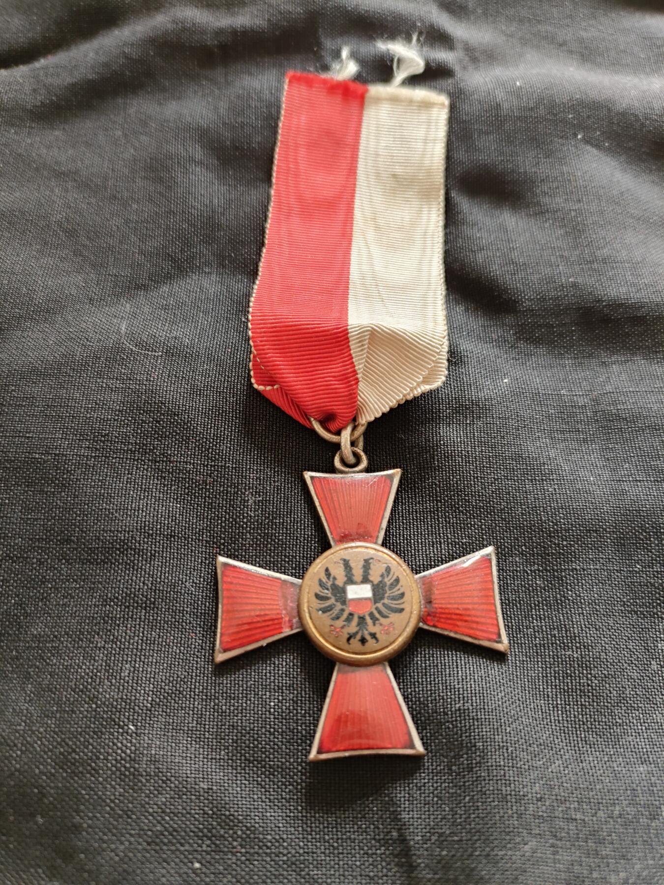 时顺第二十六拍 帝德/汉萨同盟 吕贝克十字勋章，1915年8-9月由吕贝克，汉堡，不莱梅三个自由城邦议会设立，是汉萨十字中颁发量最少的一款，仅颁发不到一万枚。右臂靠内侧珐琅有一块小补