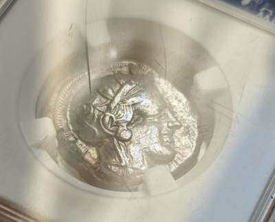 瓶子🏺第218期拍卖会 -  （全冠）公元前440-前404年  古希腊雅典城邦   雅典娜阿提卡盔银币 背面猫头鹰橄榄枝和新月  四德拉克马 17.15克