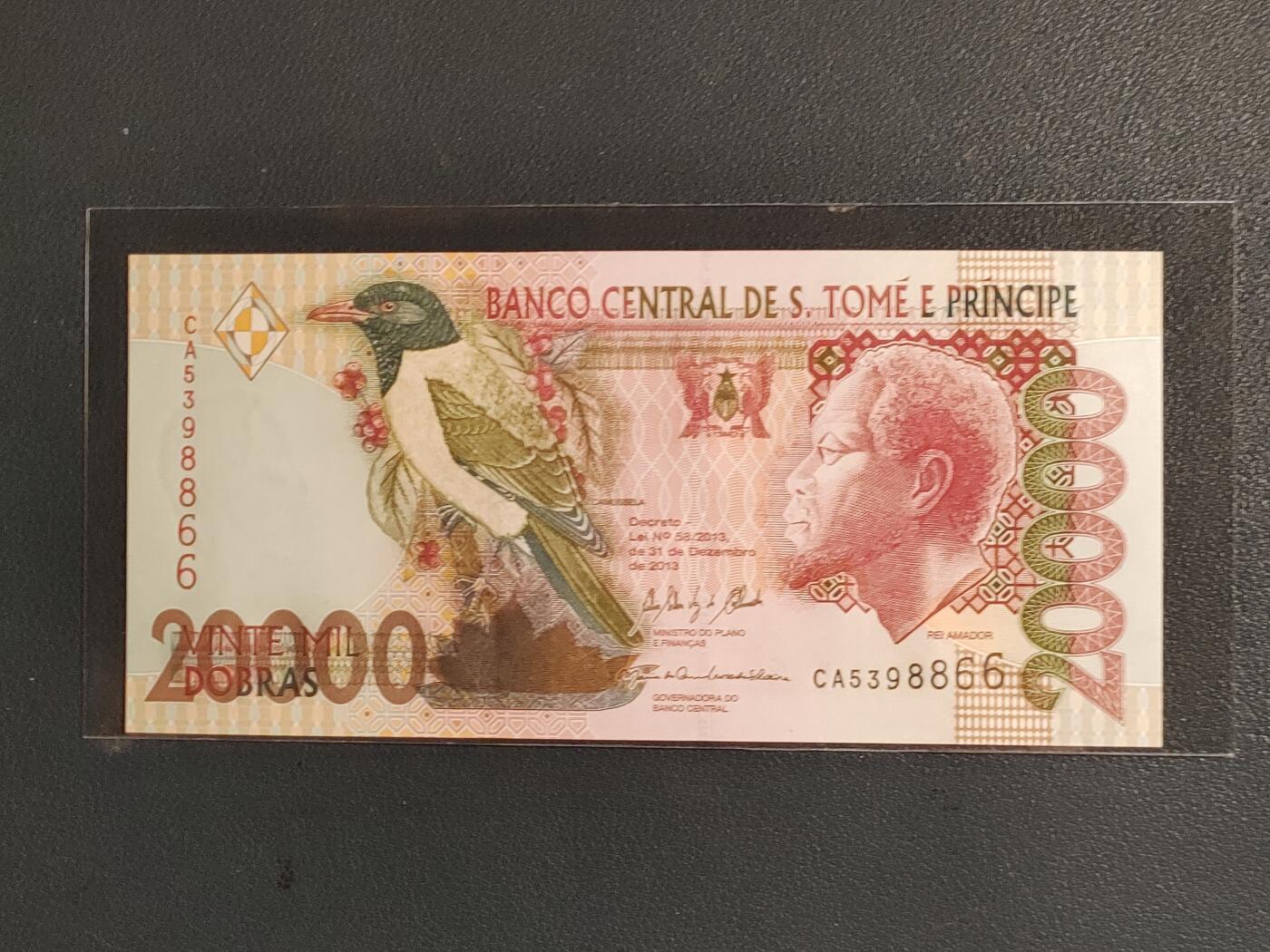 中外各国钞、纪念钞、券专场（第三十四场） 圣多美和普林西比20000多布拉 纸币 2013年CA冠鸟钞 全新连号两张(号码寓意见尾图） 